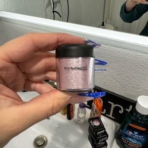 MAC Cosmetics Pigment Kitschmas